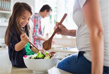 pregnant brunette 20 to 30 years old - Mother and daughter tossing salad together Photographie de stock - Premium Libres de Droits, Code: 6113-06753647