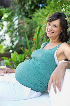 Pregnant woman relaxing outdoors Photographie de stock - Premium Libres de Droits, Code: 6113-06753666