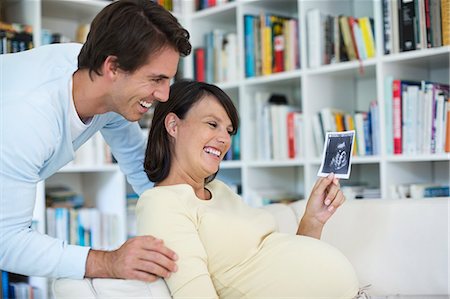 Pregnant woman showing boyfriend sonogram Photographie de stock - Premium Libres de Droits, Code: 6113-06753676