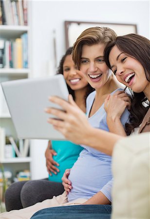 freundschaft - Women using tablet computer together Foto de stock - Sin royalties Premium, Código: 6113-06753617