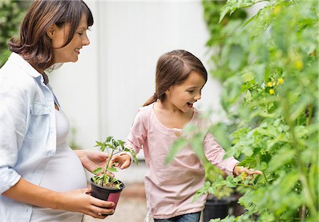 Pregnant mother and daughter gardening together Photographie de stock - Premium Libres de Droits, Code: 6113-06753627