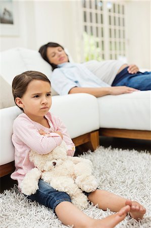 pied nu - Angry girl watching television with mother Photographie de stock - Premium Libres de Droits, Code: 6113-06753728