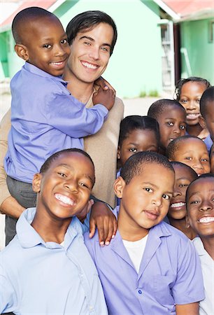 Students and teacher smiling outdoors Photographie de stock - Premium Libres de Droits, Code: 6113-06753863