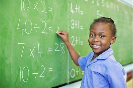 portrait chalkboard - Student writing on blackboard in class Photographie de stock - Premium Libres de Droits, Code: 6113-06753871