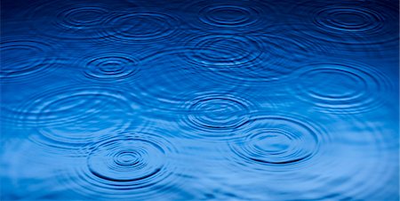 pluie - Ripples of raindrops in puddle Photographie de stock - Premium Libres de Droits, Code: 6113-06753880