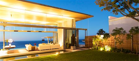 richissime - Illuminated modern patio at twilight Photographie de stock - Premium Libres de Droits, Code: 6113-06753891