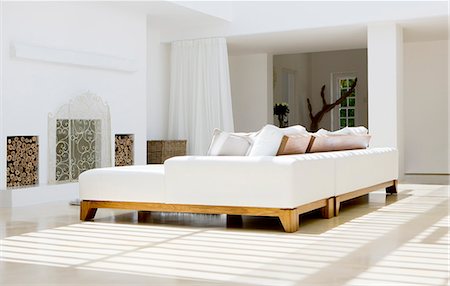 Sofa and fireplace in modern living room Stockbilder - Premium RF Lizenzfrei, Bildnummer: 6113-06753892
