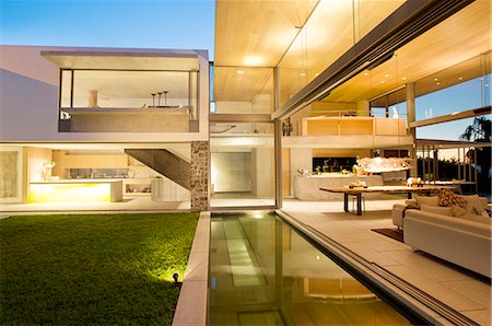 simsearch:6113-06753907,k - Swimming pool and patio of modern house Photographie de stock - Premium Libres de Droits, Code: 6113-06753896