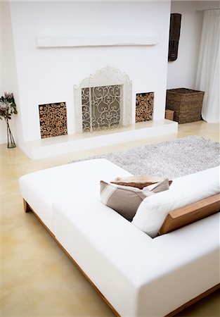 firewood - Sofa and fireplace in modern living room Foto de stock - Sin royalties Premium, Código: 6113-06753940