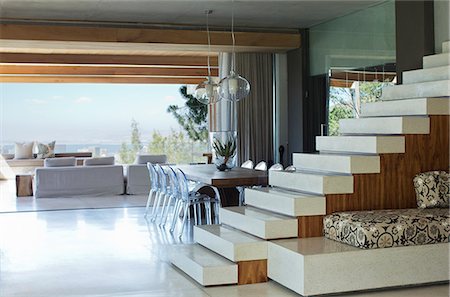 dining room without people - Staircase in modern house Foto de stock - Sin royalties Premium, Código: 6113-06753954