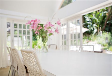 Dining room table and chairs Photographie de stock - Premium Libres de Droits, Code: 6113-06753902