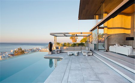 Infinity pool and patio of modern house Photographie de stock - Premium Libres de Droits, Code: 6113-06753910