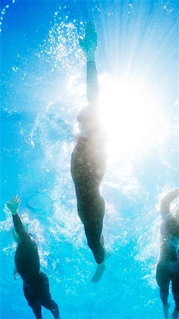 Triathletes in wetsuits underwater Photographie de stock - Premium Libres de Droits, Code: 6113-06754075