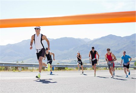 schleife - Runners crossing race finish line Foto de stock - Sin royalties Premium, Código: 6113-06754084