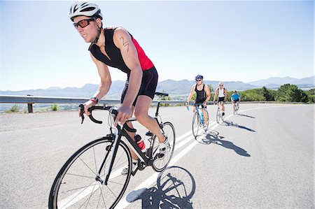 Cyclists in race on rural road Foto de stock - Sin royalties Premium, Código: 6113-06754037