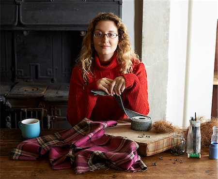 Woman with upholstery webbing and cloth Photographie de stock - Premium Libres de Droits, Code: 6113-06754186