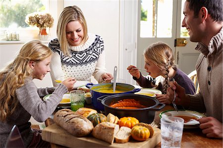 potages - Family eating together at table Photographie de stock - Premium Libres de Droits, Code: 6113-06720273