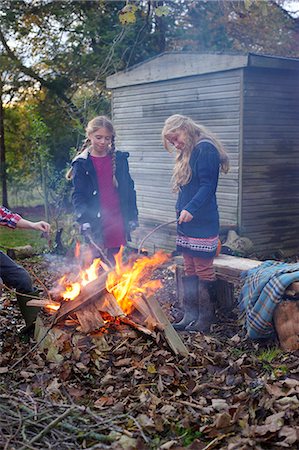feu de bivouac - Girls building bonfire outdoors Photographie de stock - Premium Libres de Droits, Code: 6113-06720285