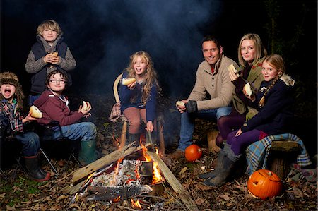 fumé - Family eating around campfire at night Photographie de stock - Premium Libres de Droits, Code: 6113-06720231