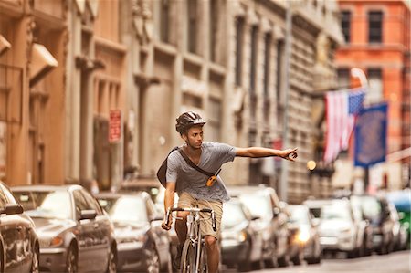 Man riding bicycle on city street Photographie de stock - Premium Libres de Droits, Code: 6113-06720345