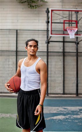 Man standing on basketball court Fotografie stock - Premium Royalty-Free, Codice: 6113-06720349