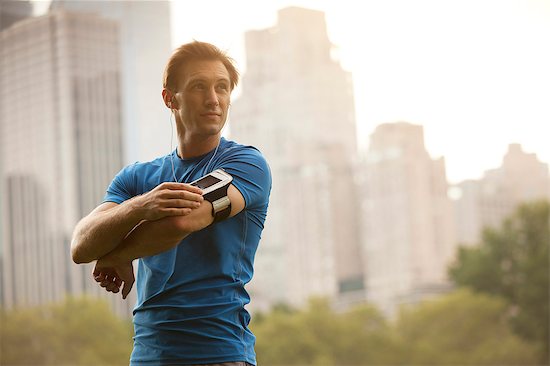 Runner stretching in urban park Photographie de stock - Premium Libres de Droits, Le code de l’image : 6113-06720355