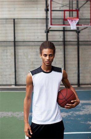 simsearch:6113-06720329,k - Man standing on basketball court Foto de stock - Royalty Free Premium, Número: 6113-06720358