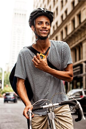 Man riding bicycle on city street Foto de stock - Sin royalties Premium, Código: 6113-06720360