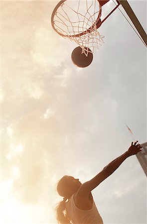 Man playing basketball on court Foto de stock - Sin royalties Premium, Código: 6113-06720397