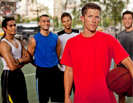 simsearch:6113-06720329,k - Men standing on basketball court Foto de stock - Royalty Free Premium, Número: 6113-06720399