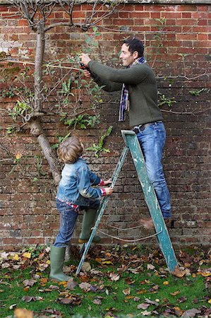 family rubber boots - Father and son working in garden Foto de stock - Sin royalties Premium, Código: 6113-06720315