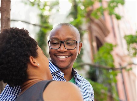 simsearch:6113-07790270,k - Couple walking together on city street Foto de stock - Sin royalties Premium, Código: 6113-06720445