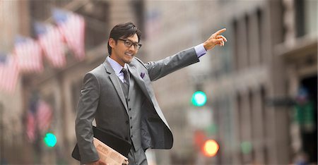 Businessman hailing taxi on city street Photographie de stock - Premium Libres de Droits, Code: 6113-06720547