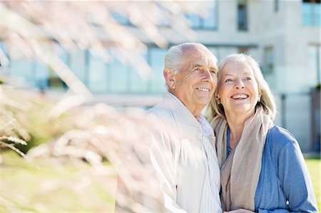 simsearch:614-07234960,k - Older couple smiling outdoors Photographie de stock - Premium Libres de Droits, Code: 6113-06720572