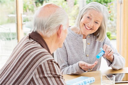 excited happy tablet - Caucasian couple organizing pills Stock Photo - Premium Royalty-Free, Code: 6113-06720596