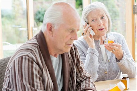 pedir ajuda - Older woman with medications talking on phone Foto de stock - Royalty Free Premium, Número: 6113-06720641