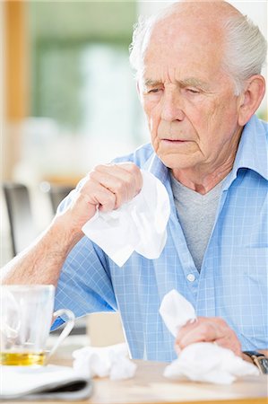 estornudar - Older man with cold wiping his nose Foto de stock - Sin royalties Premium, Código: 6113-06720666