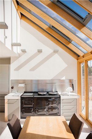 puits de lumière - Stove and table in modern kitchen Photographie de stock - Premium Libres de Droits, Code: 6113-06720672