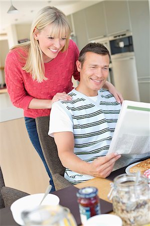 simsearch:6113-07790487,k - Couple reading newspaper at breakfast Photographie de stock - Premium Libres de Droits, Code: 6113-06720675