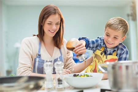 simsearch:6113-06720694,k - Mother and son making salad in kitchen Stock Photo - Premium Royalty-Free, Code: 6113-06720679