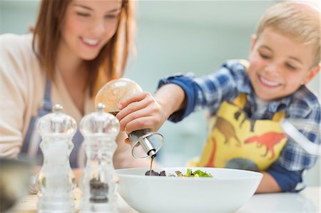 simsearch:6113-06720670,k - Mother and son making salad in kitchen Foto de stock - Sin royalties Premium, Código: 6113-06720688