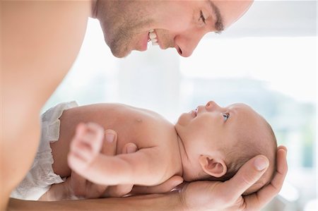 simsearch:6113-06720633,k - Father cradling newborn baby Photographie de stock - Premium Libres de Droits, Code: 6113-06720613