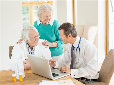simsearch:614-06719765,k - Doctor speaking with older patients at house call Photographie de stock - Premium Libres de Droits, Code: 6113-06720616
