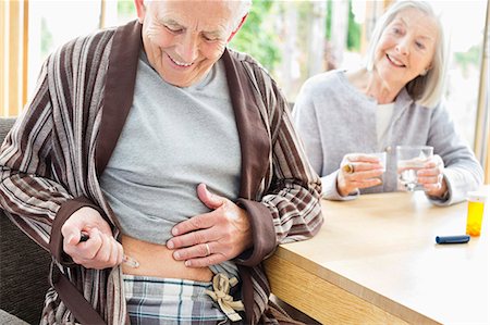 Older man giving himself injection Photographie de stock - Premium Libres de Droits, Code: 6113-06720635