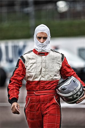 Racer carrying helmet on track Photographie de stock - Premium Libres de Droits, Code: 6113-06720763