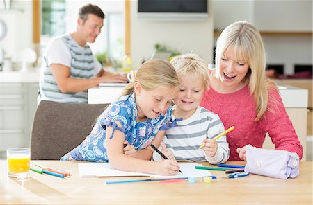 Mother and children coloring at table Photographie de stock - Premium Libres de Droits, Code: 6113-06720711