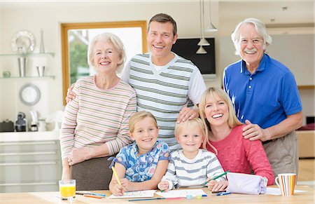 plurigénérationnel - Family smiling together in kitchen Photographie de stock - Premium Libres de Droits, Code: 6113-06720718