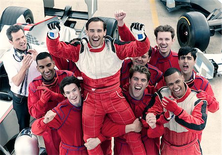 Racer and team cheering in garage Foto de stock - Sin royalties Premium, Código: 6113-06720848