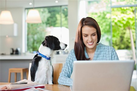 Dog watching woman use laptop Photographie de stock - Premium Libres de Droits, Code: 6113-06720992