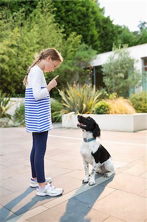 réprimande - Girl scolding dog outdoors Photographie de stock - Premium Libres de Droits, Code: 6113-06720918